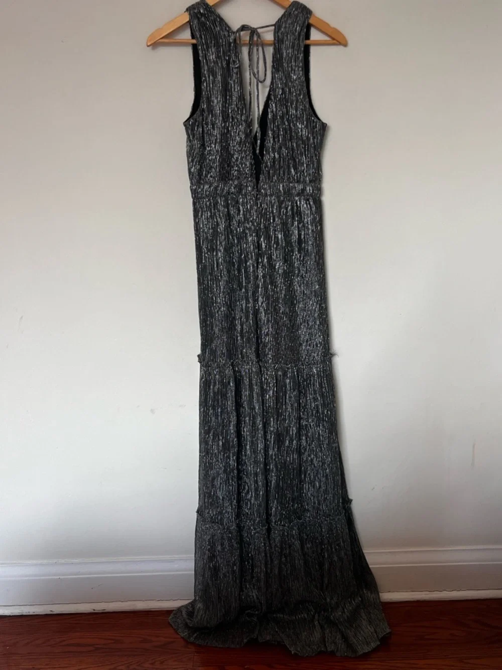 Lulus Metallic Maxi Dress Silver Tiered Plissé VNeck M Screen Worn The Boys - Picture 8 of 12